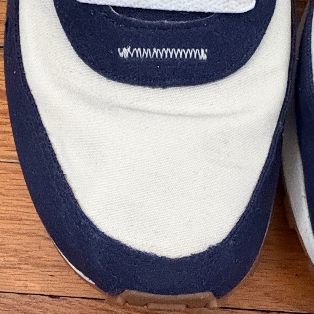 Nike White and Navy Low-Top Running Shoes - Picture 3 of 8